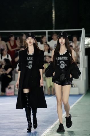 殷旭攜月亮驚艷走秀 共譜母女時(shí)尚新篇章